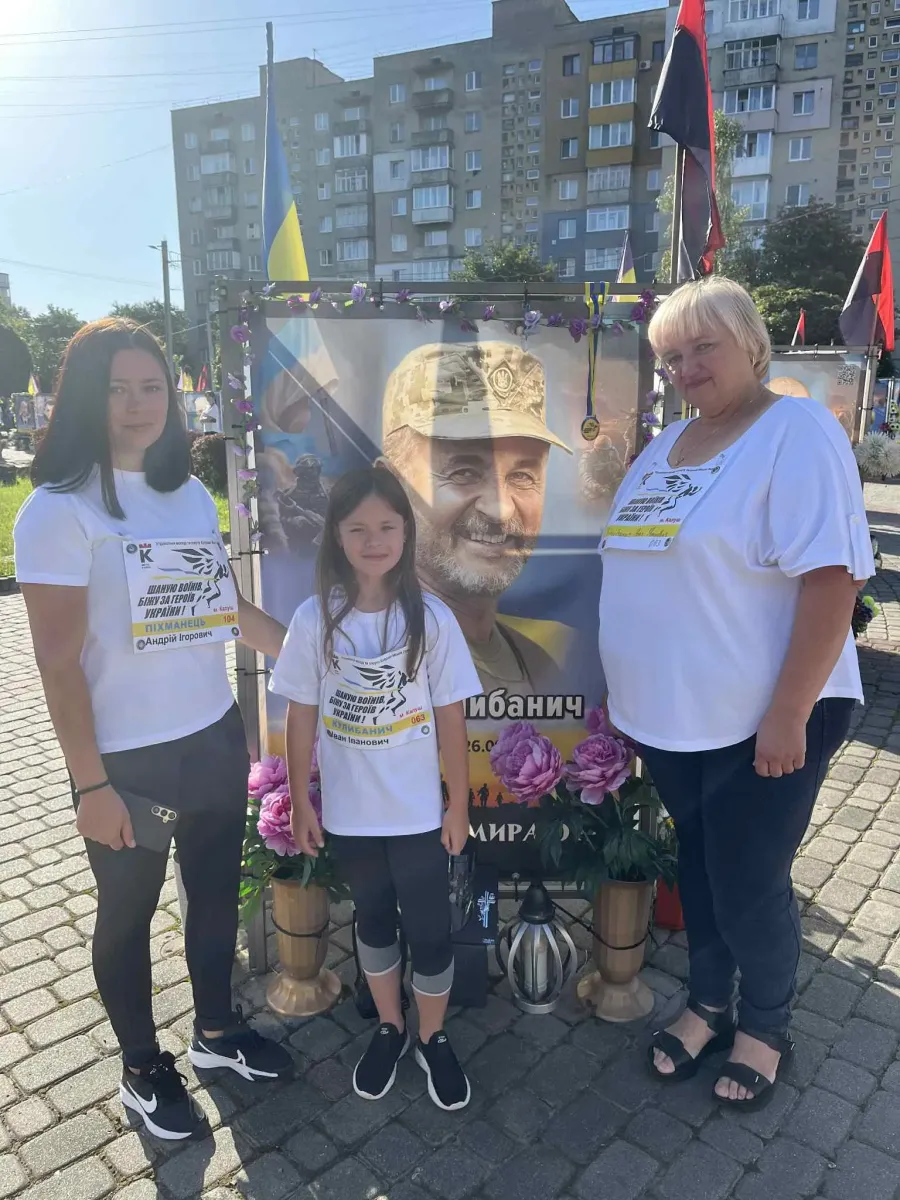 Марія Оленчин із невісткою та 8-річною онучкою Тетяною біля портрета чоловіка Івана Кулибанича