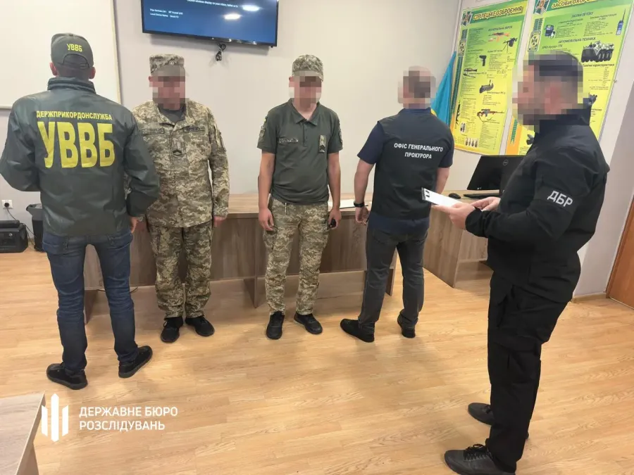 Посадовці забезпечили незаконний виїзд щонайменше 80 чоловікам віком від 18 до 60 років