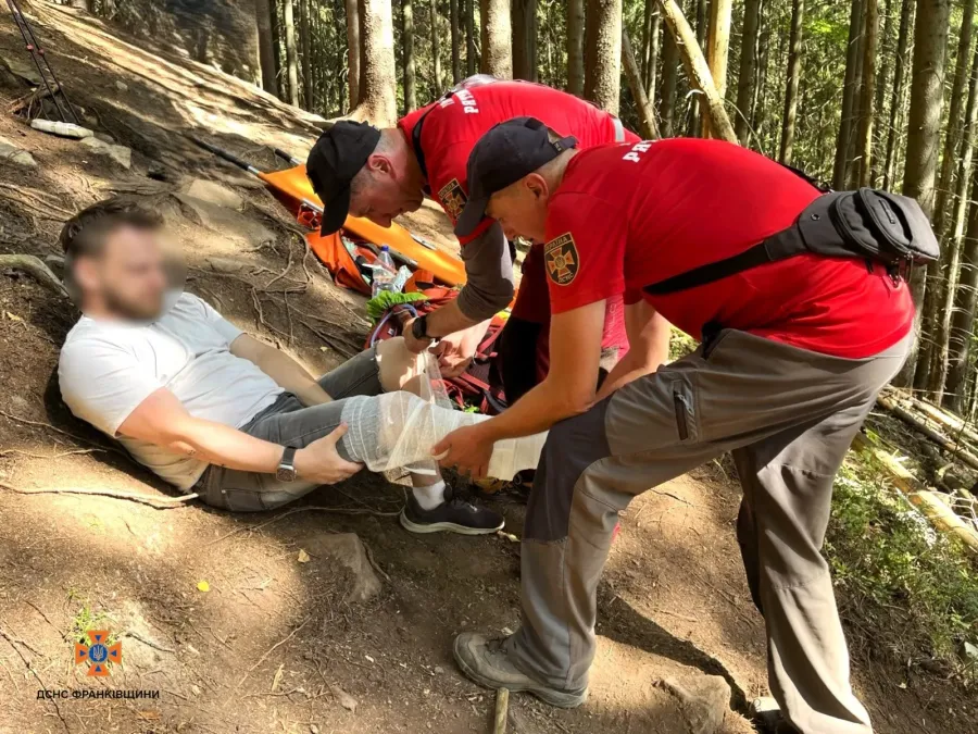 Прикарпатські рятувальники допомогли травмованим туристам