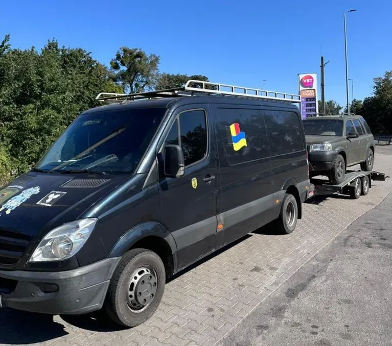 З Калуша привезли на схід автомобільні інвертори, колеса та автівку