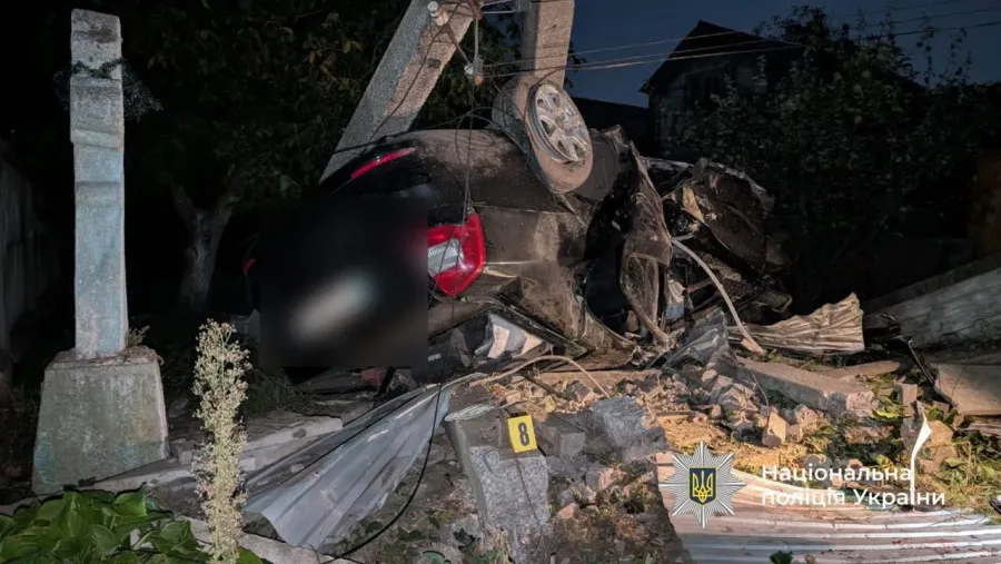 Автомобіль перекинувся на дах