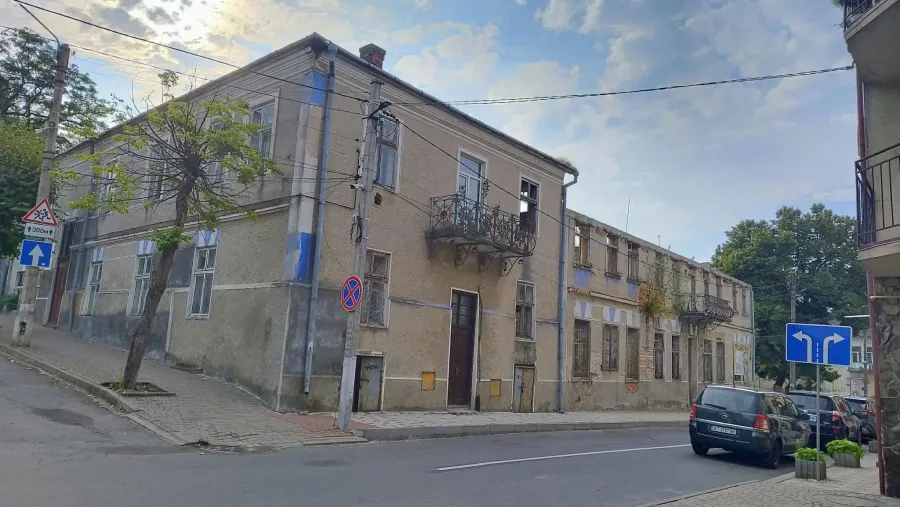 Будівлю продано, причому за мінімальною ціною