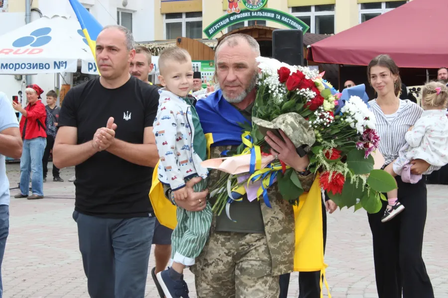Громада зустріла Володимира Кутового з квітами і українськими прапорами. Фото: Верховинська селищна рада