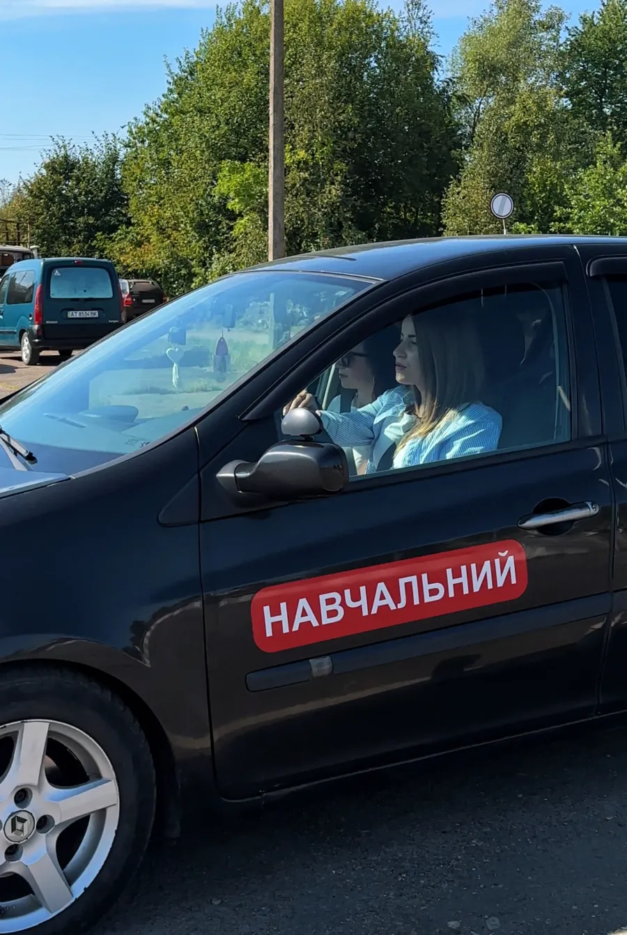 Досі є ті, кому дивно досі бачити за кермом не старшого вусатого дядька, а жінку, — ділиться Мар’яна Явдошин