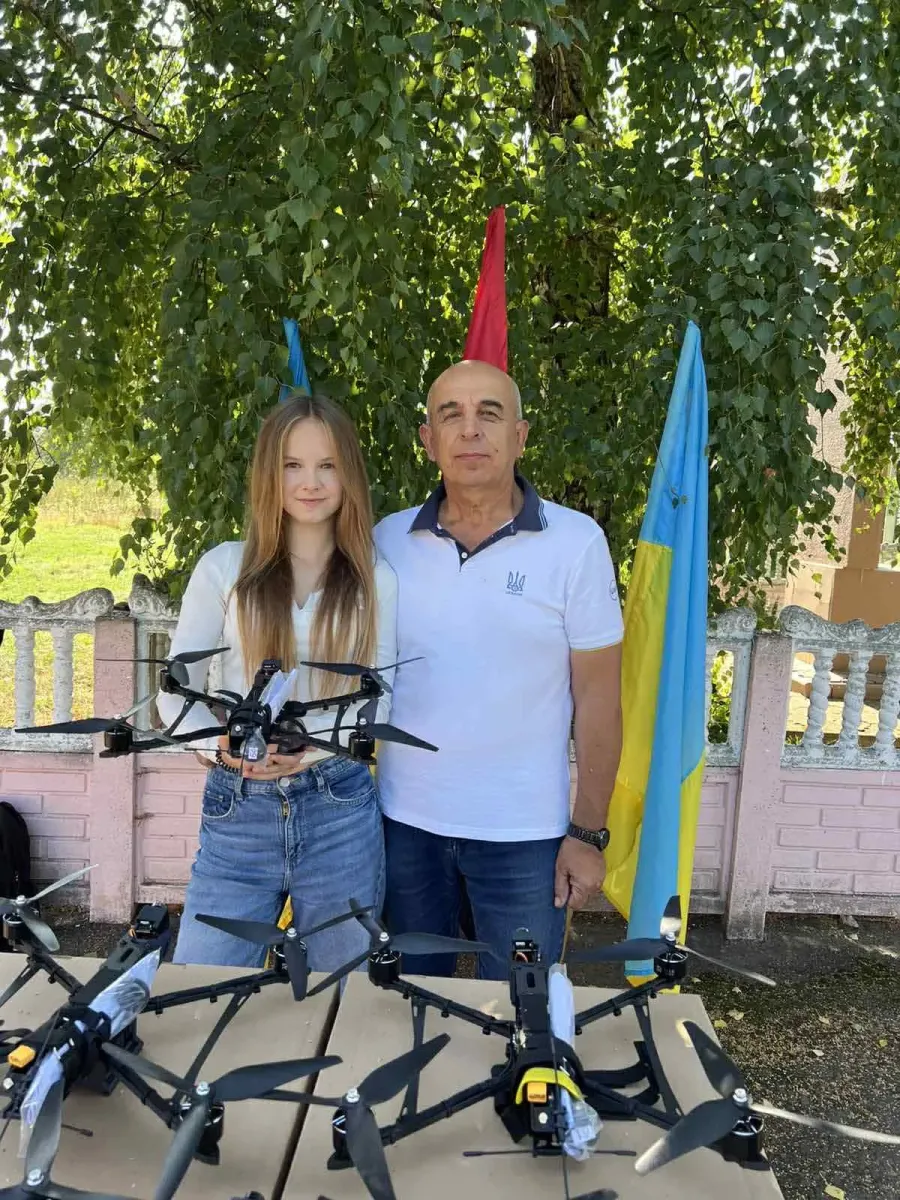 Анна Масляк під час вуличних концертів збирає кошти на дрони для ЗСУ