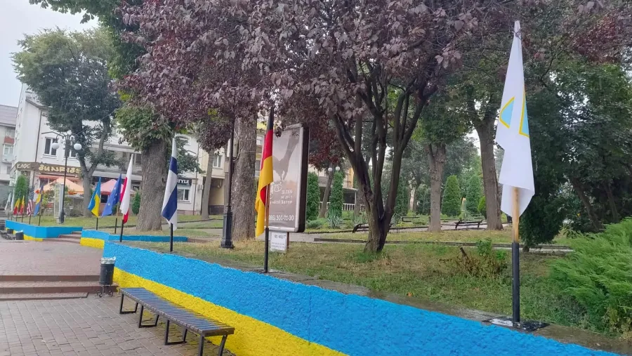 У центрі Калуша встановлені прапори міст-побратимів