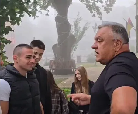 Жарт від гімназистів з директором швидко набрав сотні тисяч переглядів. Фото: скрін з відео