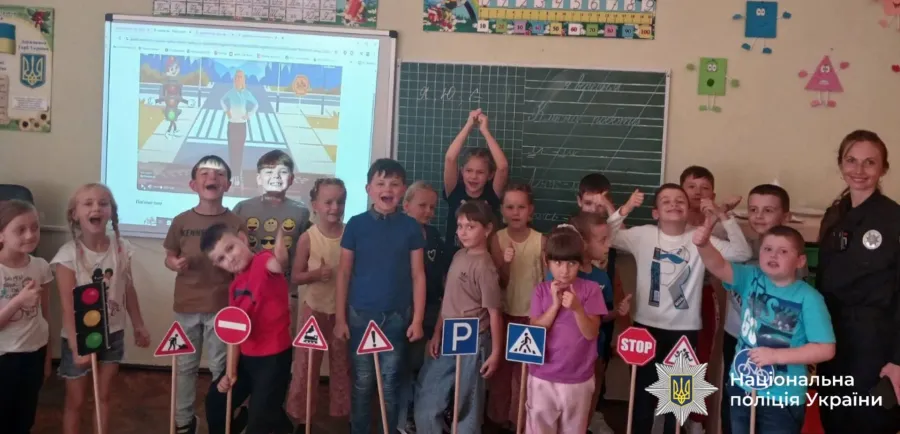 Інспекторка нагадала дітям основні правила дорожнього руху