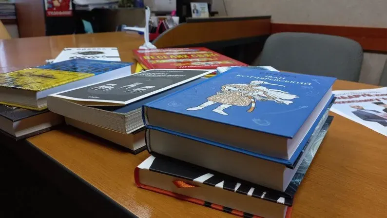 Ілюстроване фото. Книги можна передати до 30 вересня 2025 року у навчальних закладах Калуської громади