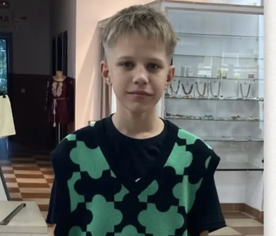 Хлопець був одягнений у чорні шорти та чорну футболку