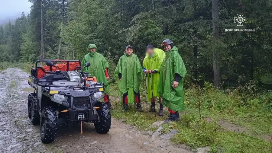 Рятувальники супроводили чоловіка до міста Яремче
