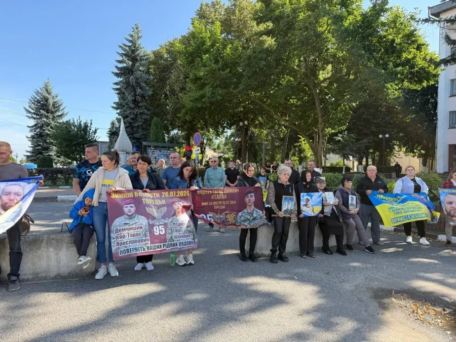 Мирні акції відбуваються щонеділі за участі представників Церкви. Фото: Снятинська міська рада