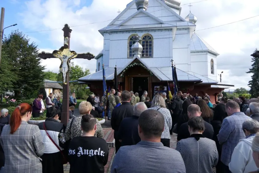 Загиблих побратимів поховали у рідних Підгірках. Фото: Калуська міська рада