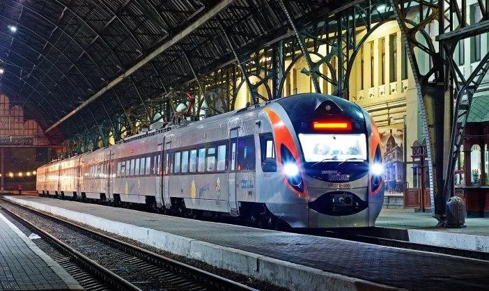 Попри ворожу атаку Укрзалізниця запевняє, що довезе всіх