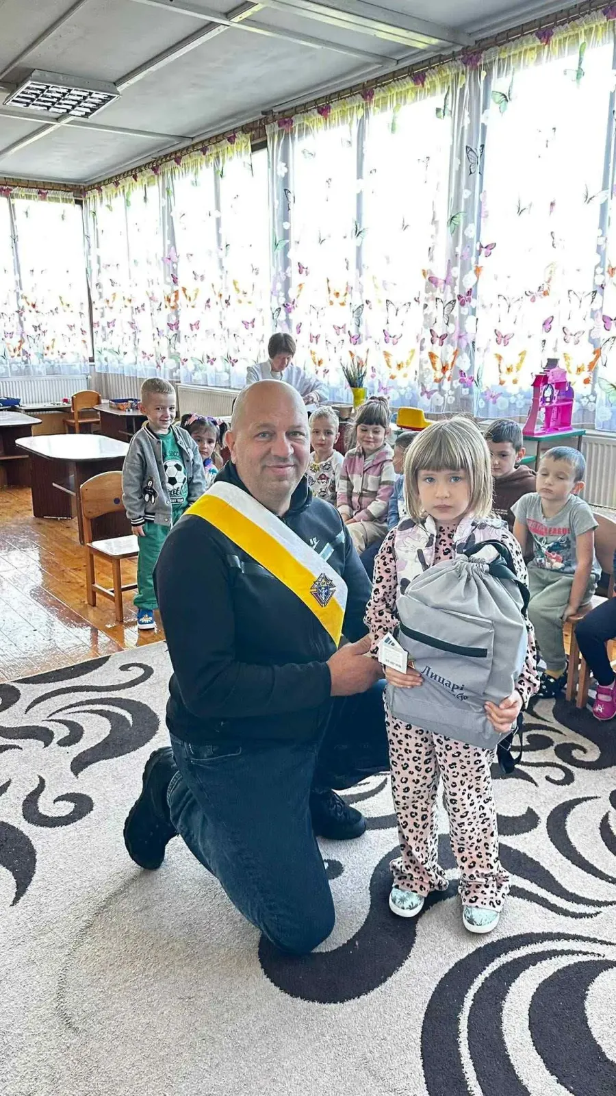 "Лицарі Колумба" особисто вручили наплічники з приладдям кожній дитині. Фото: Іван Мазурик