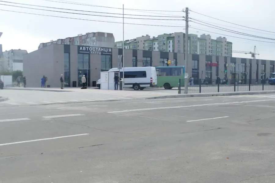 Одна десята частина будівлі — автостанція, а решту — комерційні приміщення
