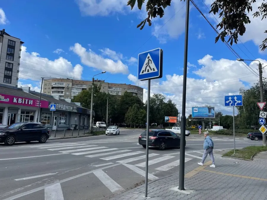 На кільці нанесли дорожню розмітку та встановили додаткові дорожні знаки