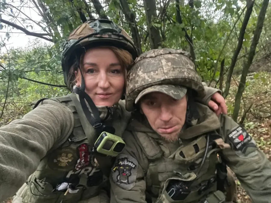 На фото — Ольга з водієм «Демоном», який постраждав найбільше