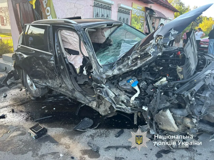 Після ДТП керманич «Volkswagen» врізався у будівлю місцевого магазину