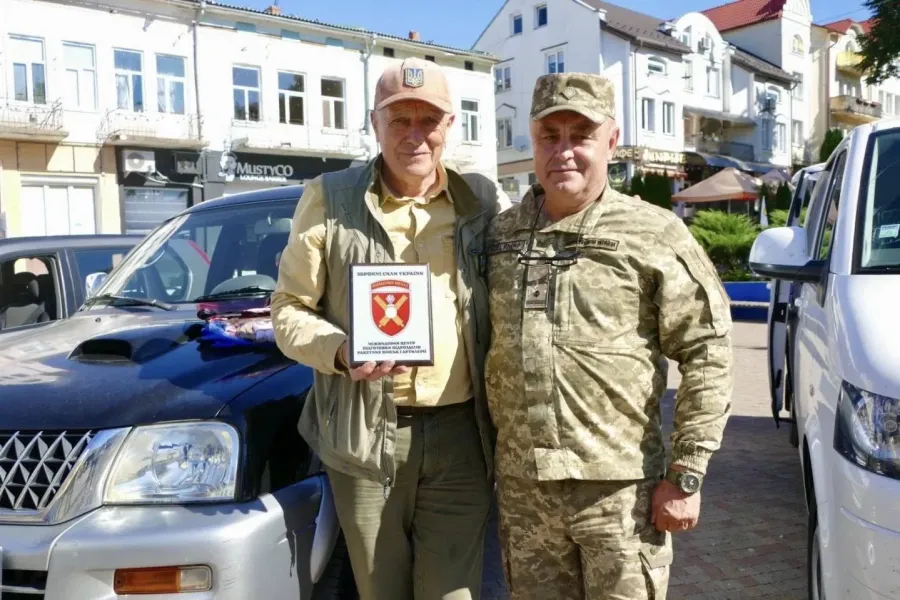 Загалом благодійники з Бельгії привезли для бійців Сил оборони 15 автівок. Фото: Калуська міська рада