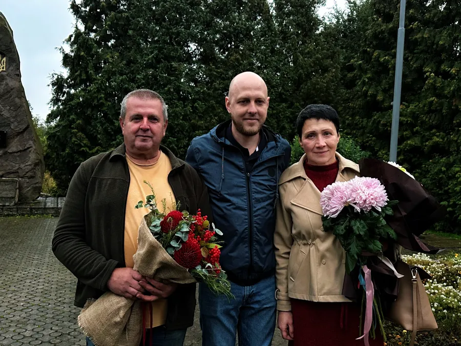 Ярослав Гелем на Алеї віри та надії з батьками