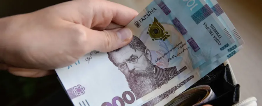 Ілюстроване фото. З 1 вересня доплата педагогам шкіл зросла  до 2600 гривень (2000 гривень на руки)