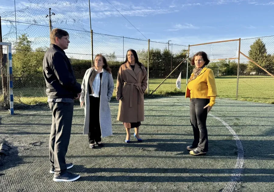 Проєкт передбачає повну заміну покриття, ремонт огорожі та встановлення нових лавочок біля стадіону