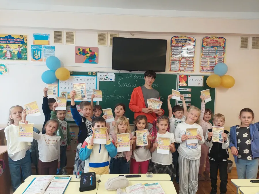 Малеча з початкової школи отримала особливі пам’ятки-розмальовки