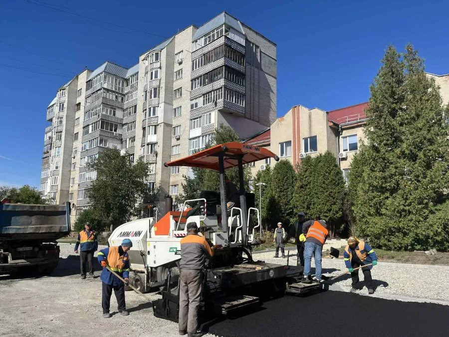 Сьогодні на вулиці Грушевського працювали близько десяти комунальників та три одиниці техніки