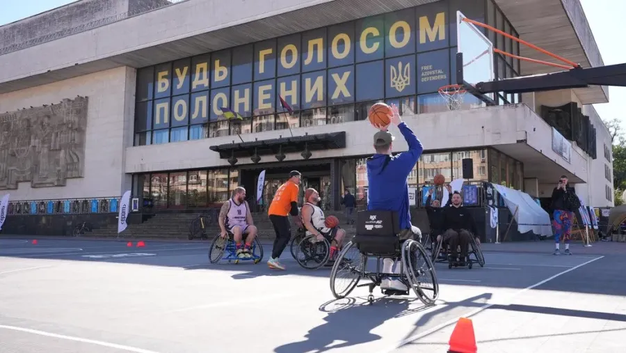 Під час заходу зокрема провели показовий матч із баскетболу на кріслах колісних