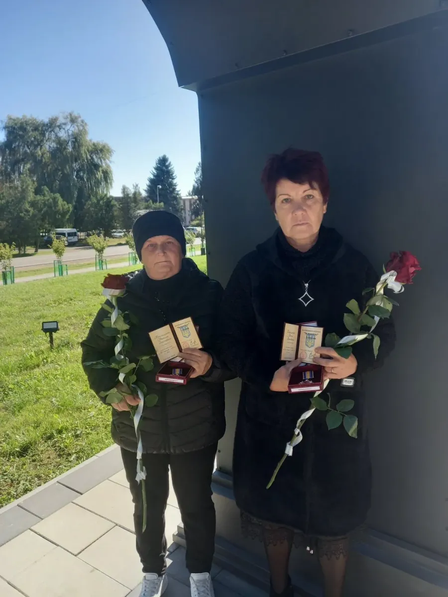 Нагороди вручили матері і сестрі полеглих воїнів. Фото: Рогатинська міська рада