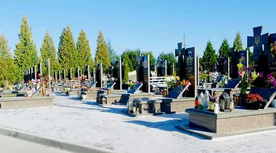 З початку року у Калуші виділили допомогу на 29 надгробків, 17 QR-кодів та 13 лавок