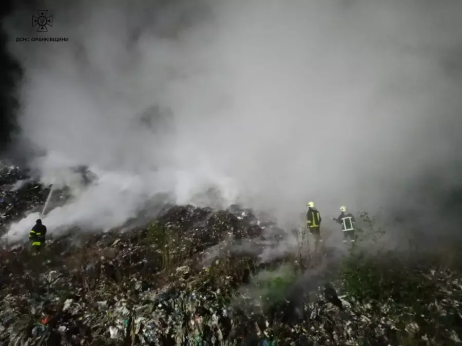 Площа пожежі сміттєзвалища сягала 500 кв. метрів. Фото: ДСНС