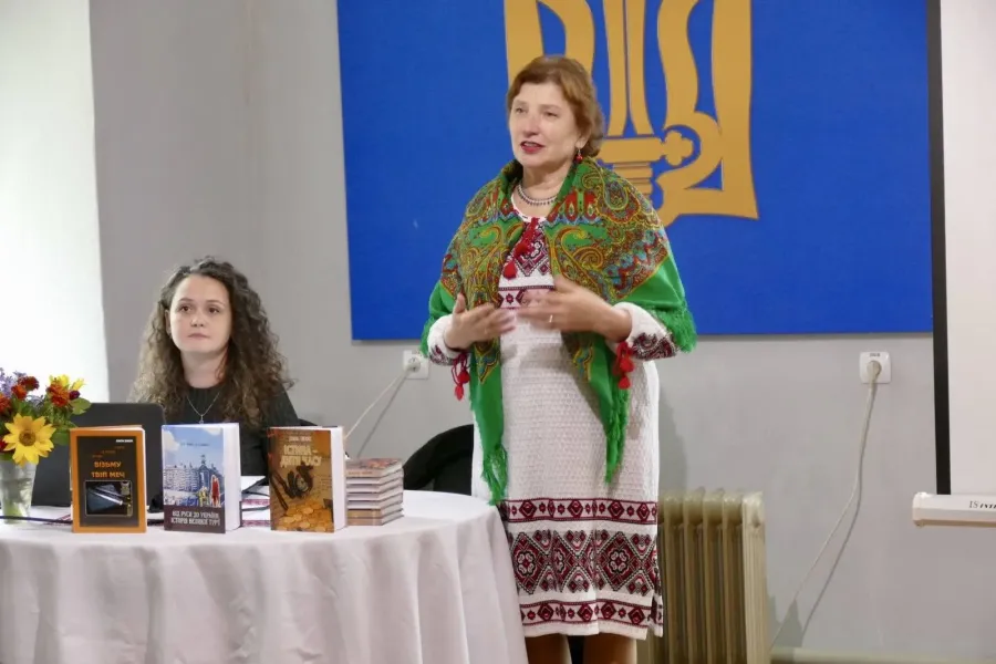 Наприкінці заходу відбулося покладання квітів до горильєфу Степана Бандери