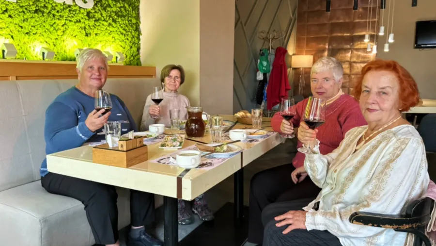 Для чотирьох жінок приготували салати, другі страви та пригостило келихом вина