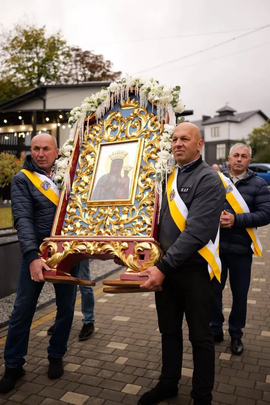 Парафіяни єднаються у вірі, молитві та вдячності. Фото: Калуська міська рада