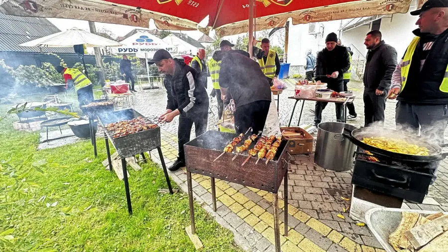 Для ярмарку приготували 30 літрів ухи, 25 кілограмів смаженої риби, 27 кілограмів шашлику. Фото: Іван Мазурик; "Вікна"