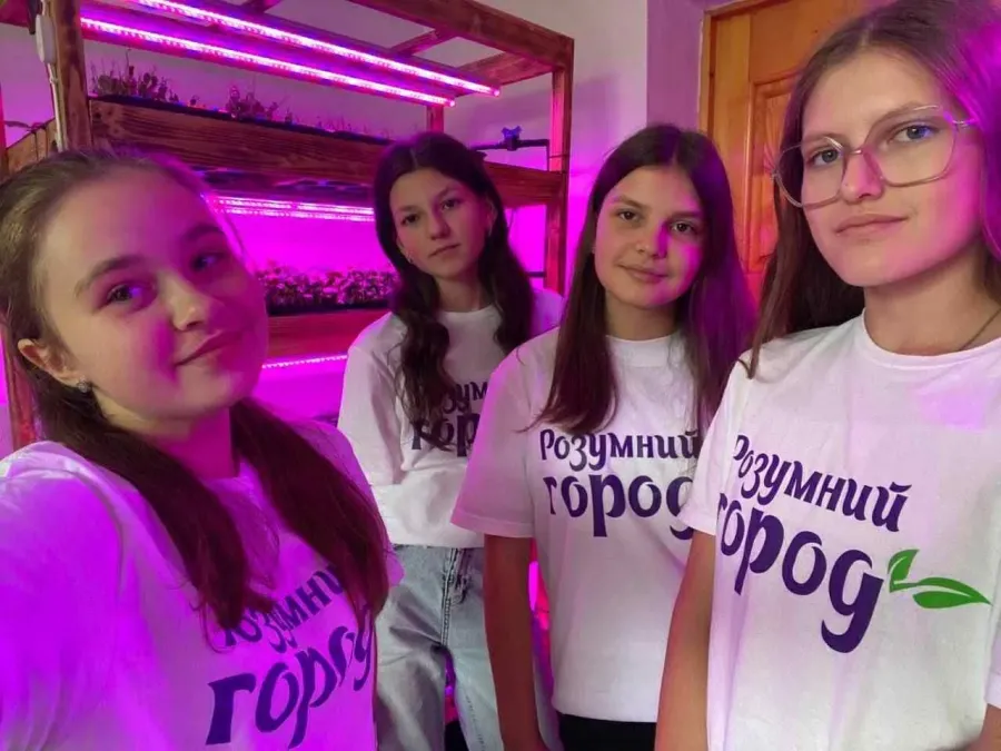 Команда з любов’ю вирощує мікрозелень для своїх клієнтів. Фото: Калуський ліцей №6