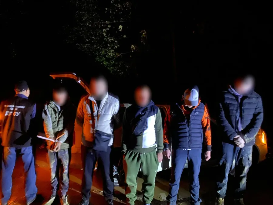 Зібравши групу, організатор на власному автомобілі повіз «клієнтів» до кордону