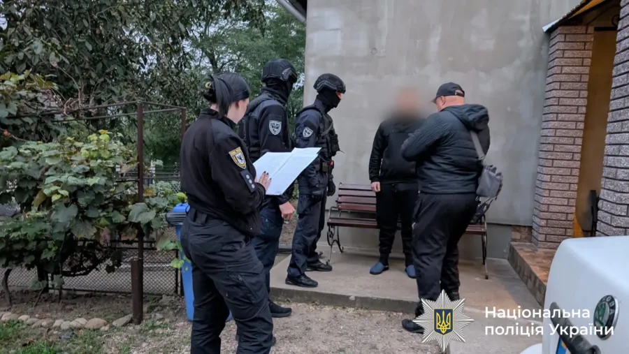 Правоохоронці затримали чоловіків за місцем проживання