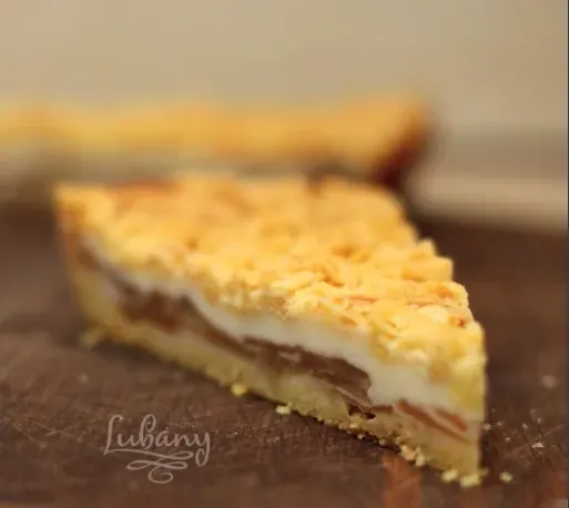 Пиріг  невисокий, соковитий, у міру солодкий, з приємною кислинкою