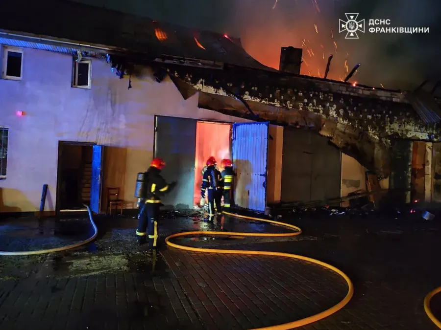 Причину виникнення пожежі з’ясовують фахівці