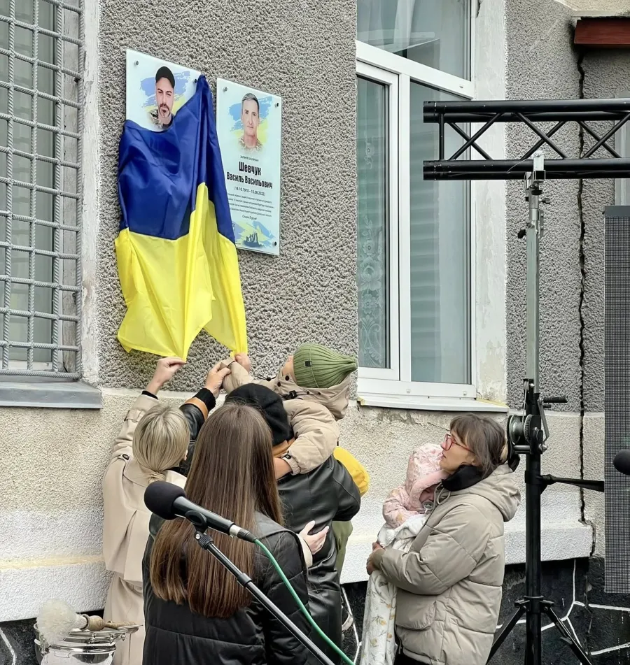 Відкрили меморіальну дошку полеглому Герою Сергію Романіву 