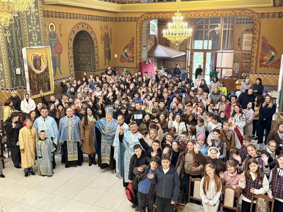 Діти об’єдналися у молитві за мир