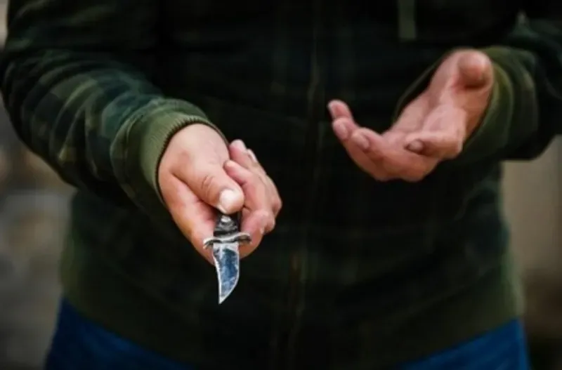 Ілюстроване фото. Чоловік взяв у руку ніж, яким умисно тричі вдарив тестя