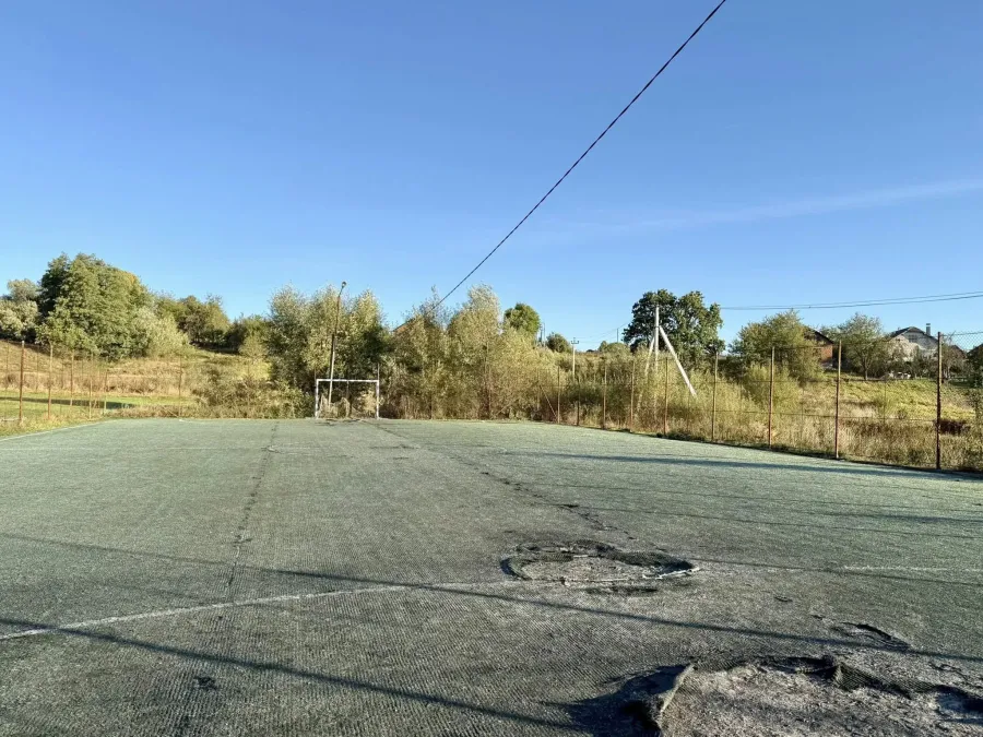 Покриття спортивного майданчика пошкоджене. Фото: Калуська міська рада
