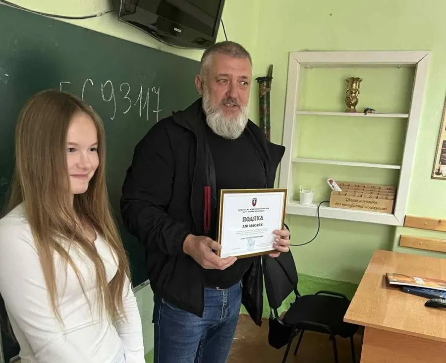 Перебуваючи у відпустці, Іван Стратієнко завітав у Студінську гімназію до співачки-волонтерки