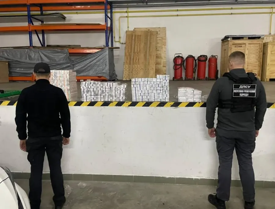 Прикордонники оглянули автівку за допомогою ручного сканера і знайшли 1850 пачок сигарет