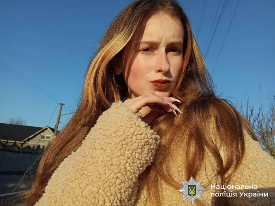 Дівчина була одягнена у чорну куртку і сині джинси