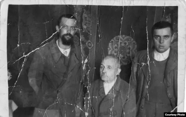 Федір Давидюк (крайній ліворуч). Фото переслане з концтабору, запеченим у хлібині